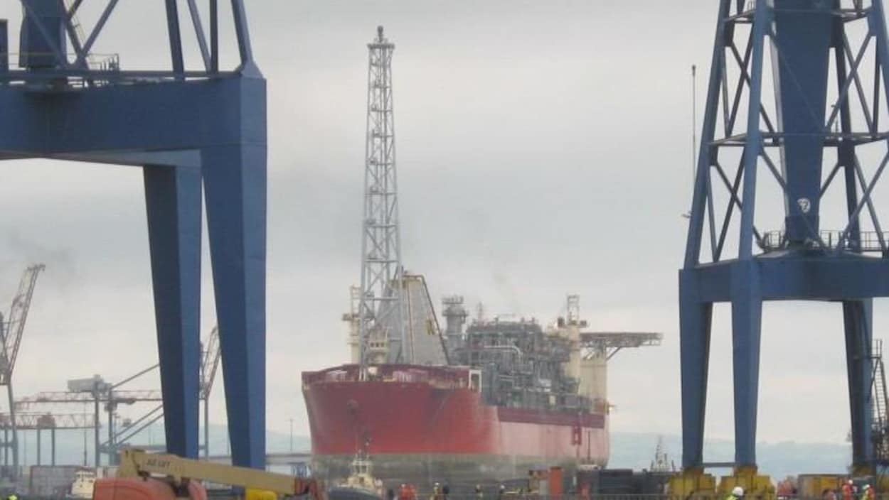 La plateforme flottante SeaRose dans un port de Terre-Neuve.