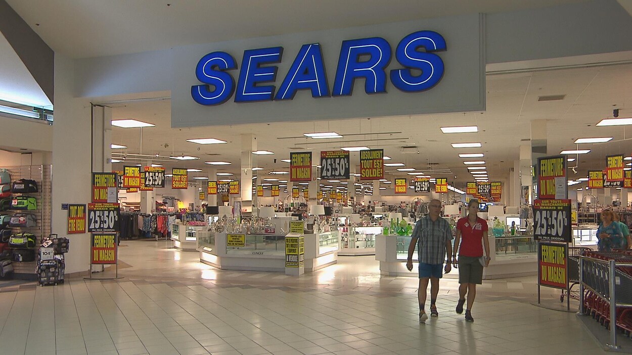 L'entrée du magasin Sears à Saguenay