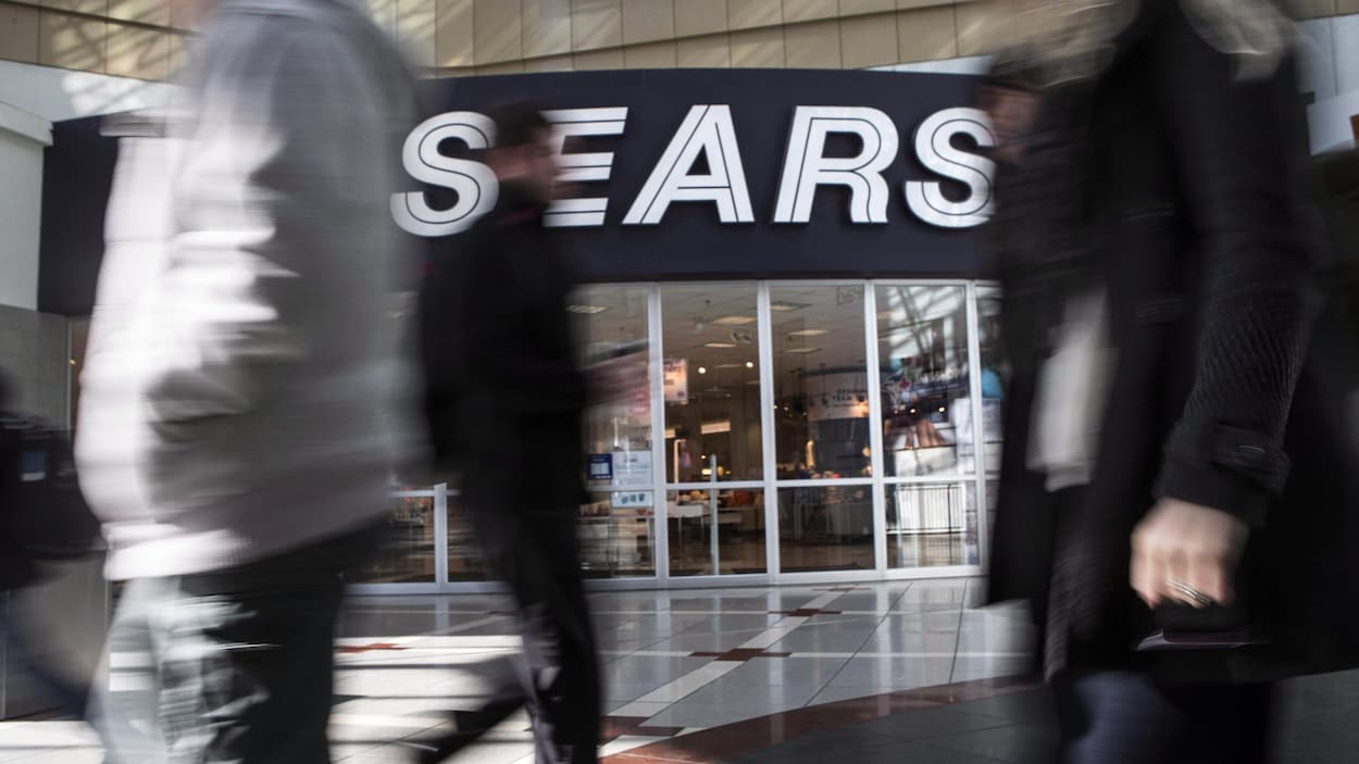 Des gens marchent près d'un magasin Sears à Toronto.