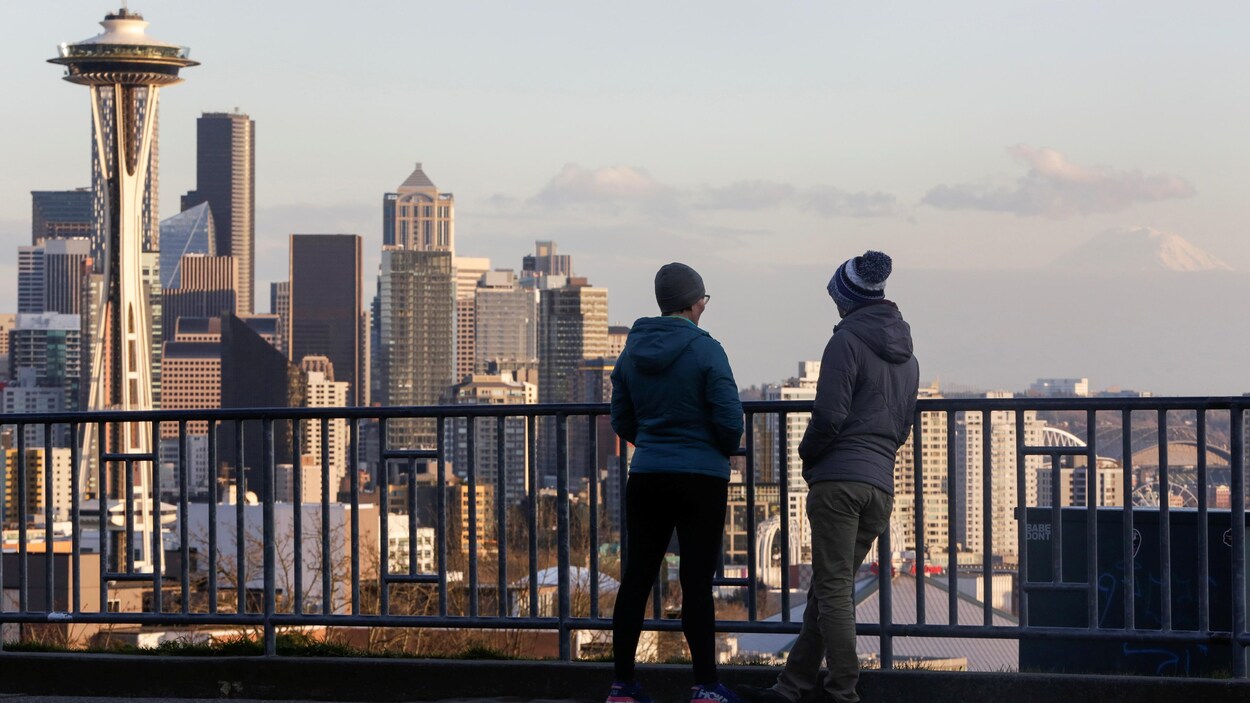 Deux personnes observent la ville de Seattle.