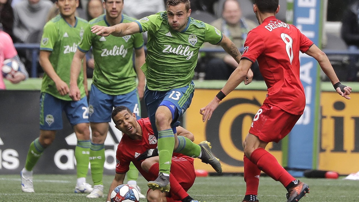 Des joueurs de soccer en pleine action.