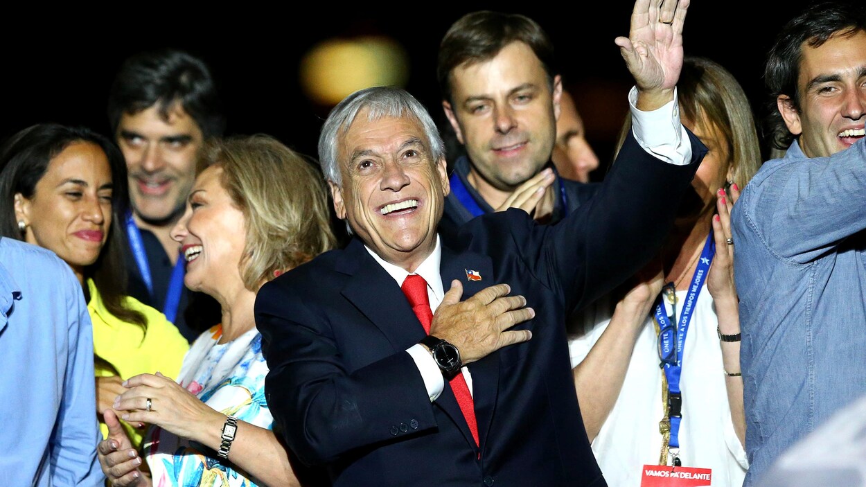 Sebastian Piñera souriant et levant le bras après sa victoire à la présidentielle Sebastian Piñera souriant et levant le bras après sa victoire à la présidentielle