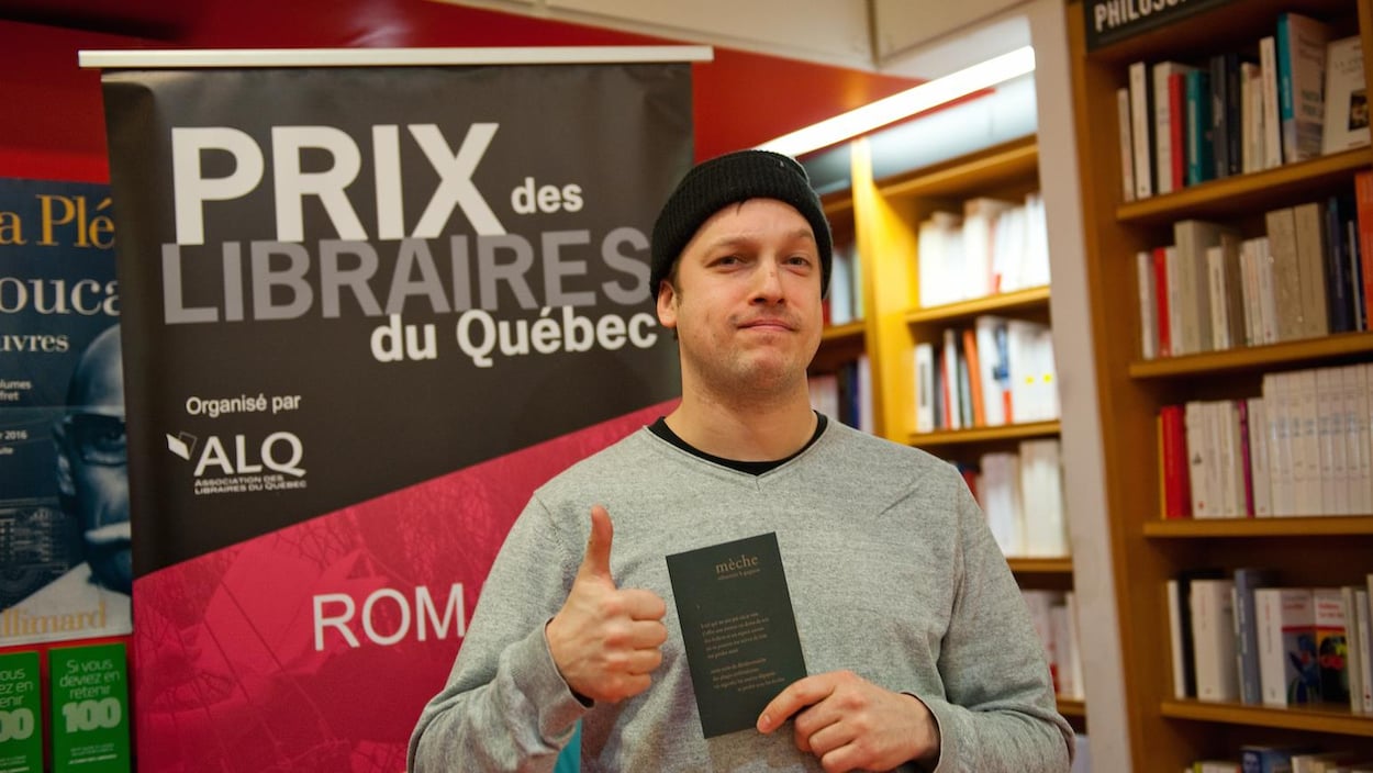 Sébastien B. Gagnon, le lauréat du Prix des libraires du Québec 2017, catégorie poésie québécoise, pose avec son recueil « mèche » (L'Oie de Cravan) Sébastien B. Gagnon, le lauréat du Prix des libraires du Québec 2017, catégorie poésie québécoise, pose avec son recueil « mèche » (L'Oie de Cravan)