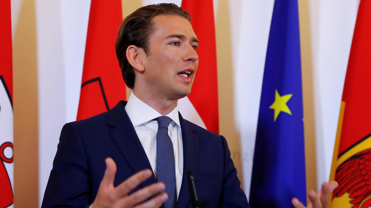 Sebastian Kurz parle dans un micro.