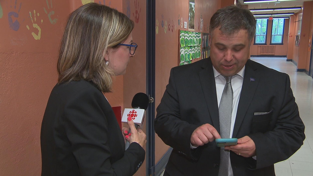 Sébastien Proulx, ministre de l'Éducation, du Loisir et du Sport de passage à Trois-Rivières.