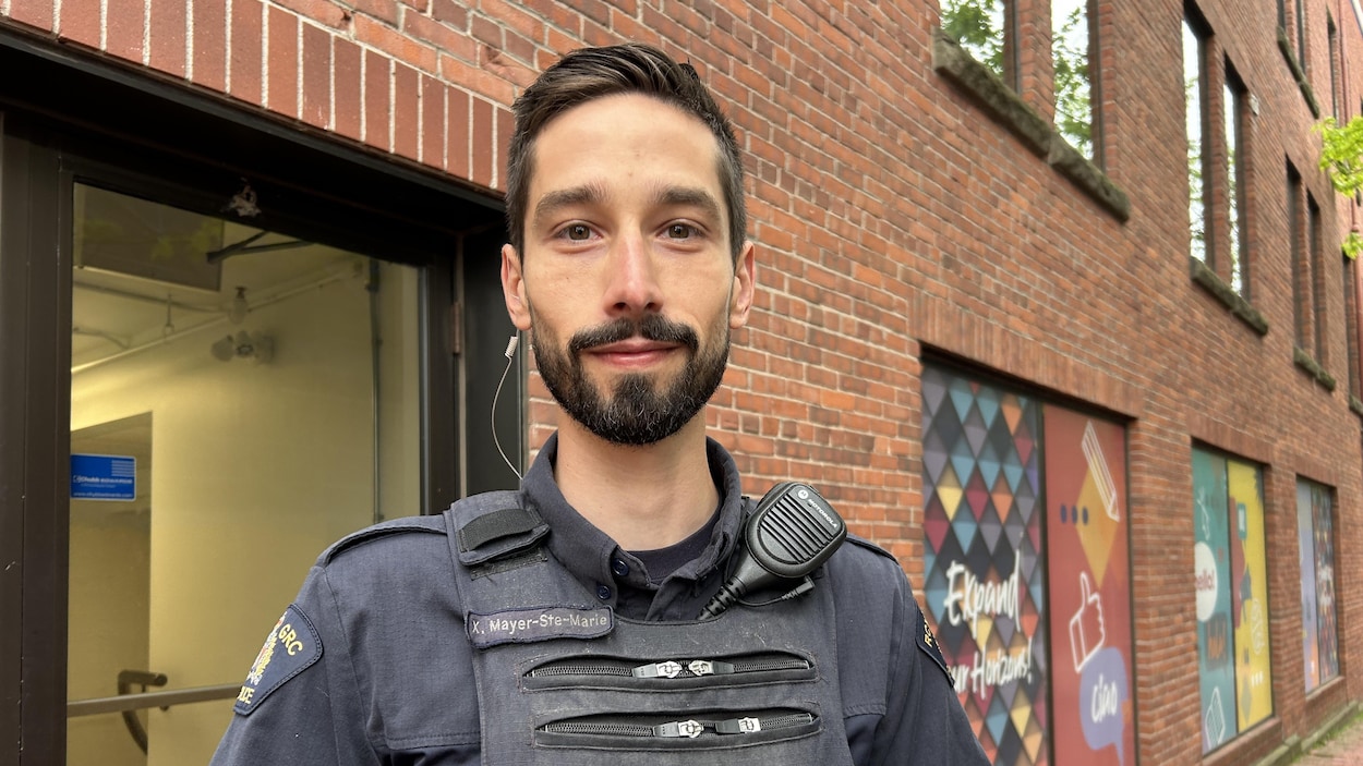 Un policier se précipite dans un logement en flammes et sauve un enfant