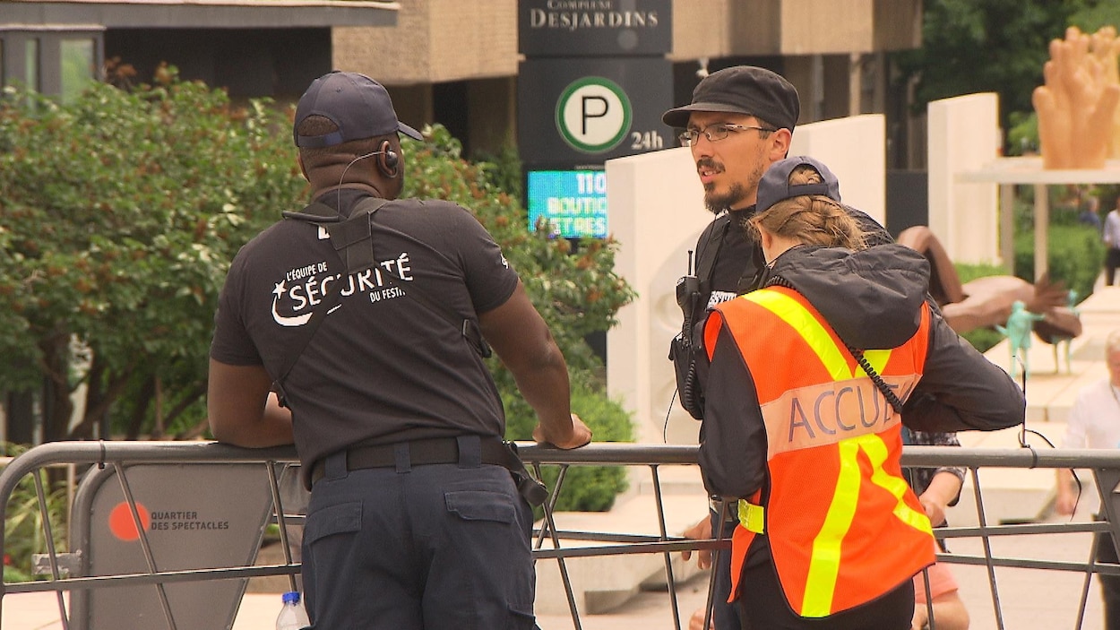 Des agents de sécurité du Festival de jazz de Montréal sont en poste.
