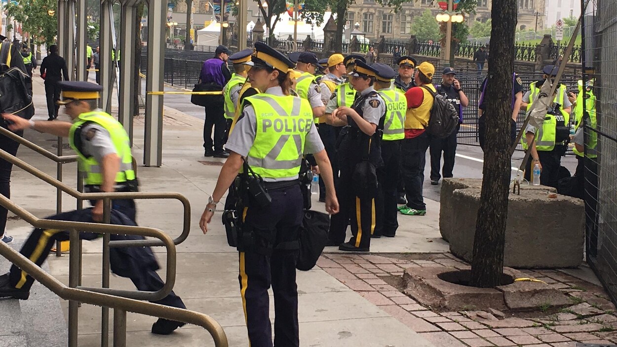 Des policiers en groupe sur la rue Wellington, à Ottawa