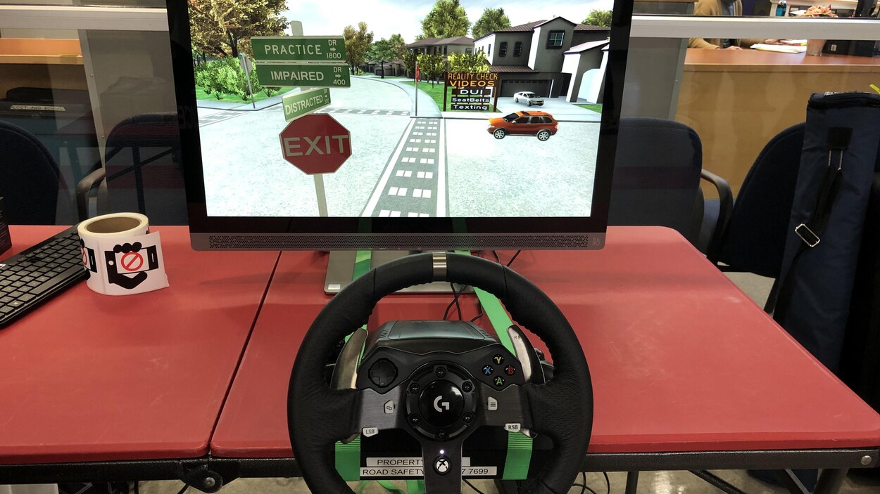 Un simulateur de conduite automobile.