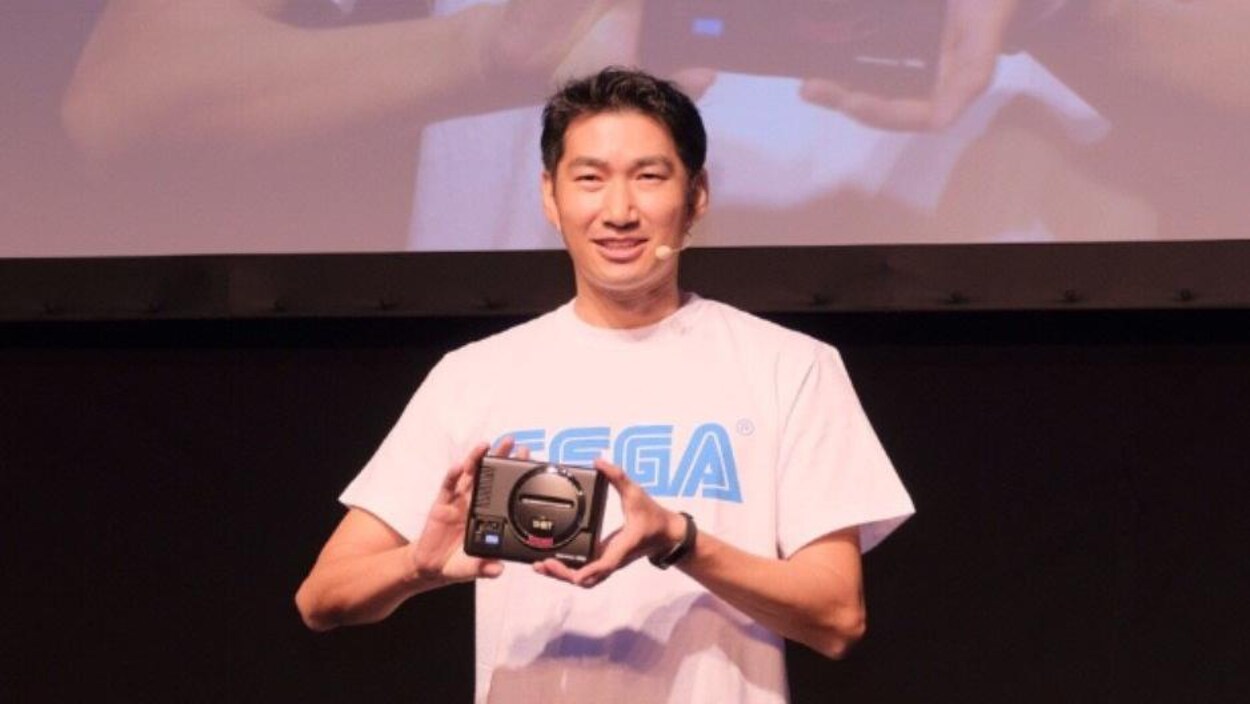 Un représentant de la compagnie Sega tient dans ses mains une petite console, la Sega Genesis Mini. Un représentant de la compagnie Sega tient dans ses mains une petite console, la Sega Genesis Mini.