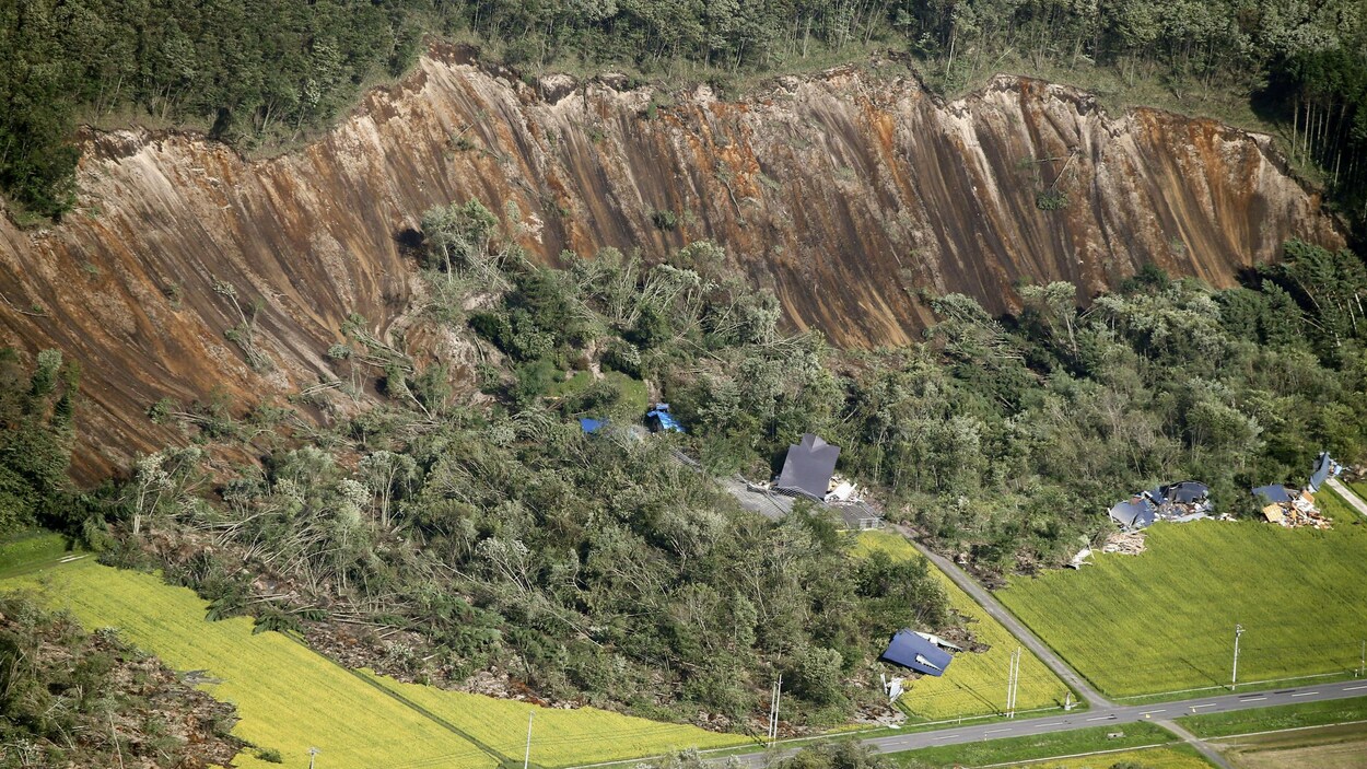 Le flan d'une colline complètement mis à nu par un glissement de terrain