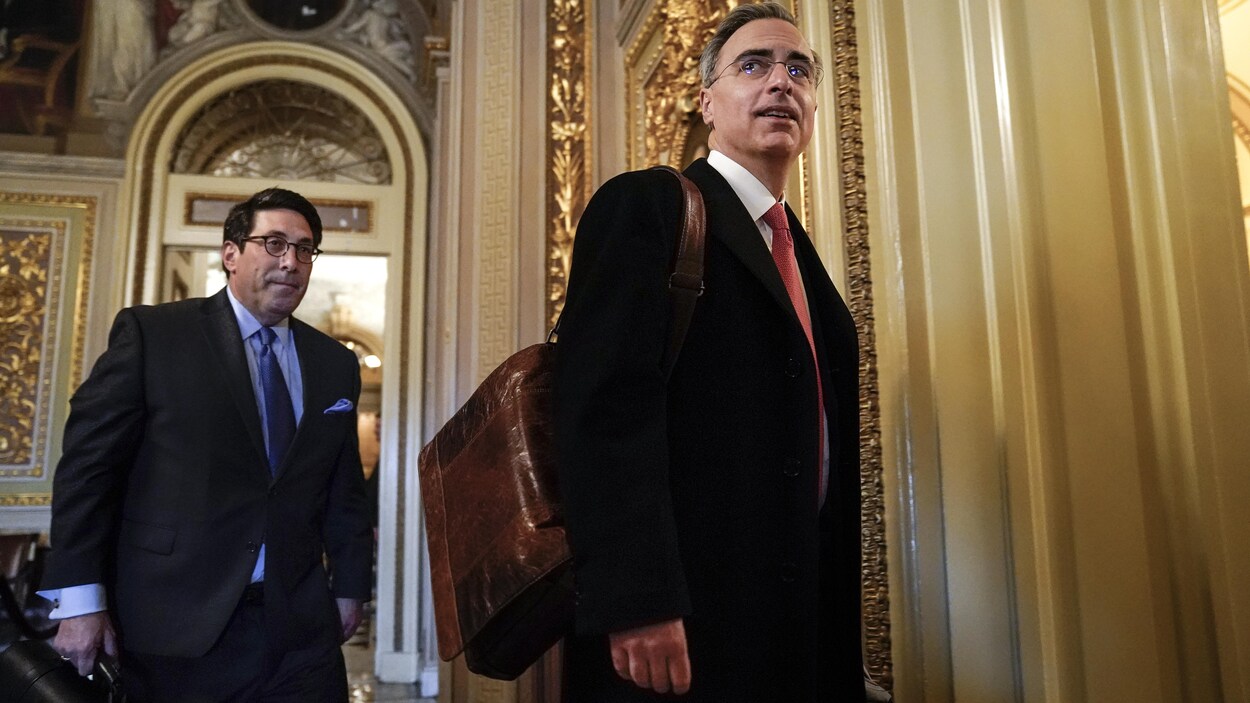 Pat Cipollone marche devant Jay Sekulow.