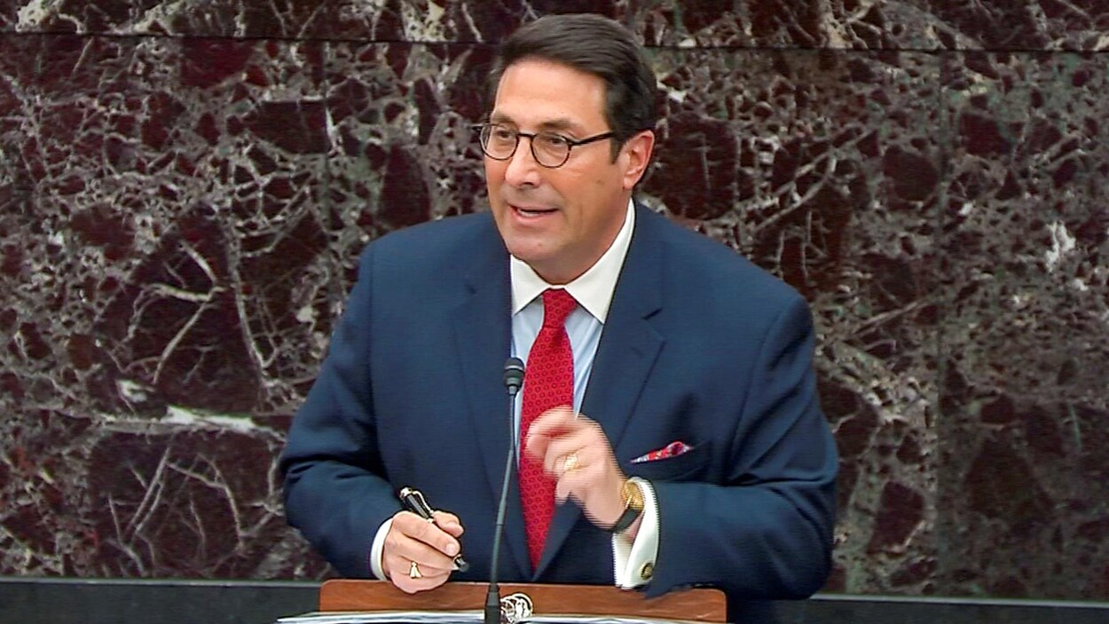 Jay Sekulow, tenant un stylo, s'adresse aux sénateurs.