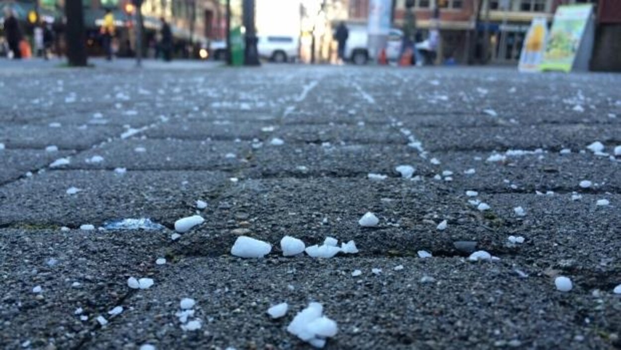 Du sel sur une rue dans le Grand Vancouver
