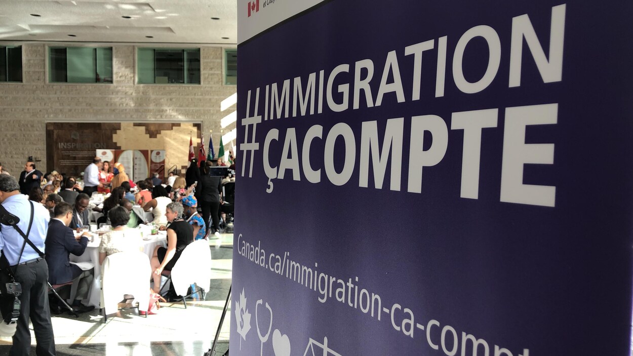 Une pancarte sur laquelle on peut lire : « Immigration, ça compte ».