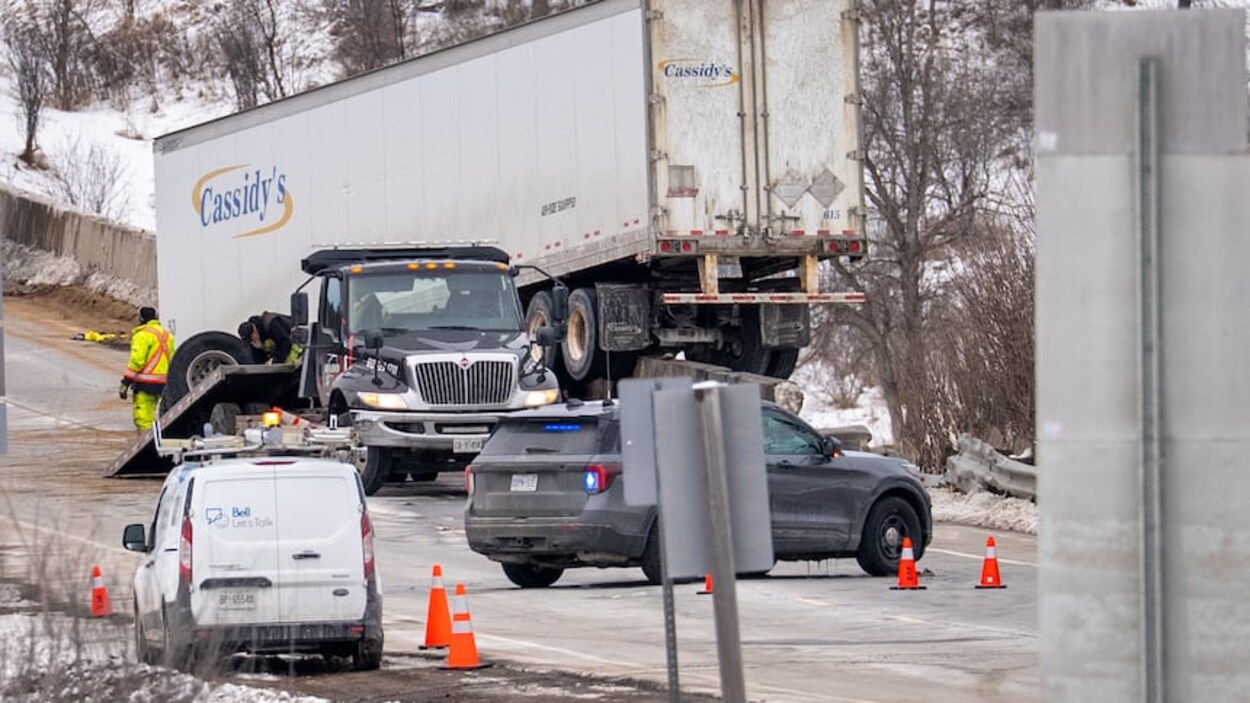 Un accident sur l’autoroute 17 provoque une fuite de carburant près de Renfrew