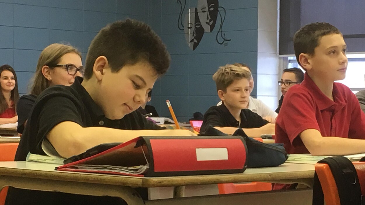 Un élève dans une classe de mathématiques au Séminaire de Chicoutimi.