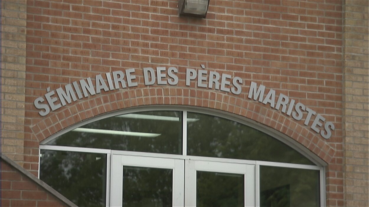 Entrée principale du Séminaire des Pères Maristes, à Québec. La façade de l’établissement est en brique. L'inscription « Séminaire des Pères Maristes » apparaît au-dessus de la double porte vitrée.