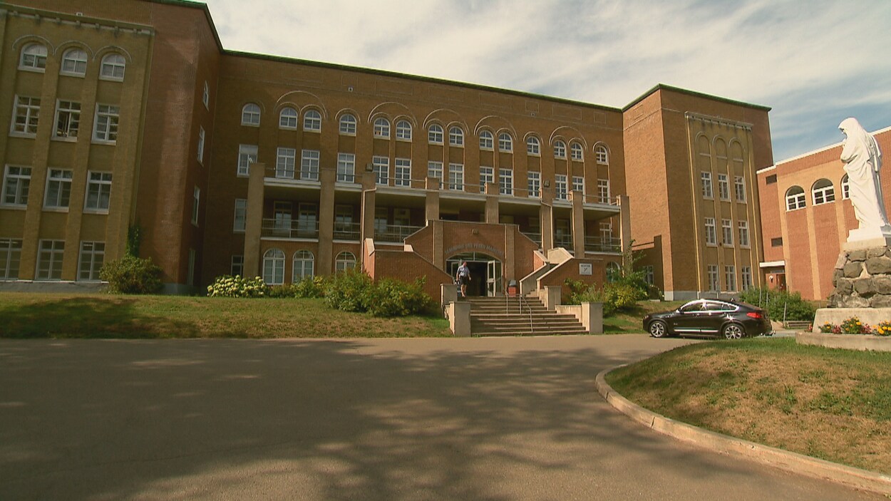 Entrée principale du Séminaire des Pères Maristes. Il s’agit d’un bâtiment en brique de trois étages. La photo a été prise en été.