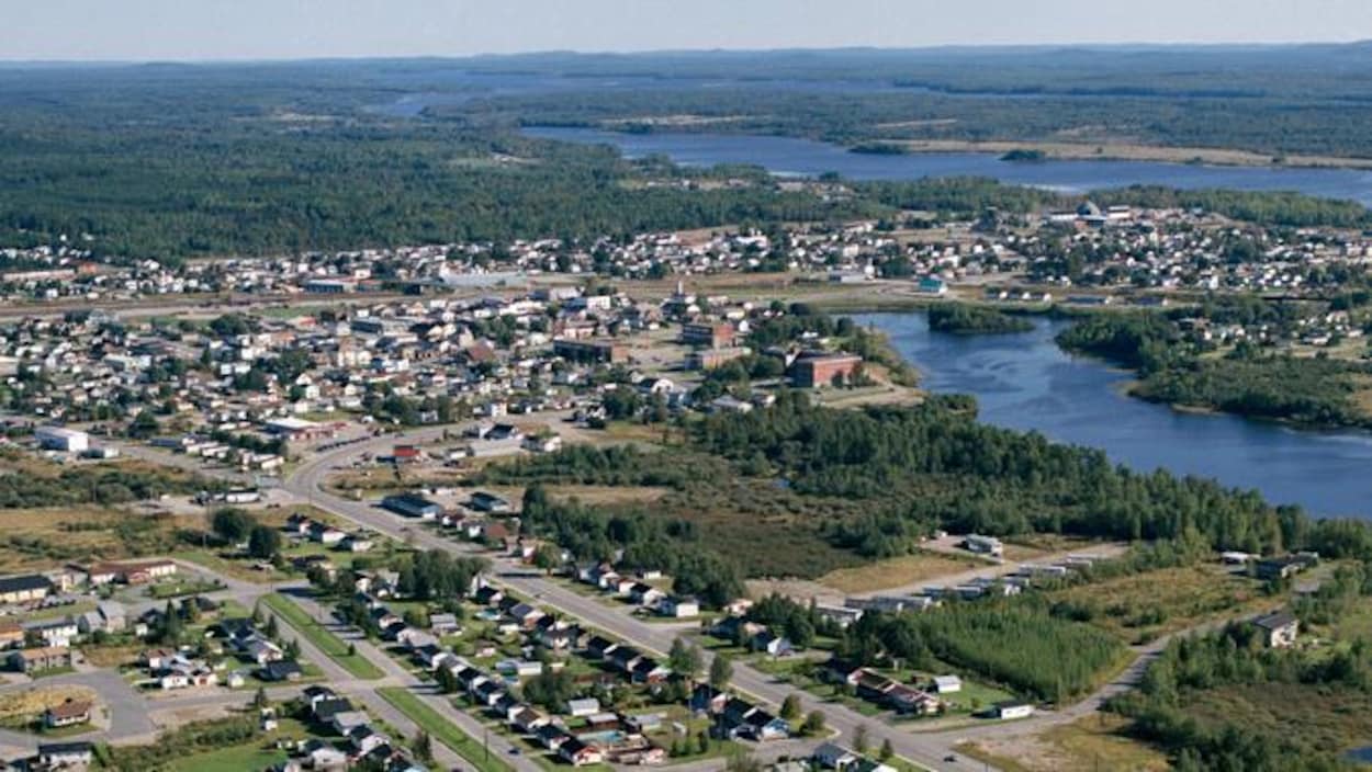 Vue aérienne de la Ville de Senneterre, en Abitibi. Vue aérienne de la Ville de Senneterre, en Abitibi.