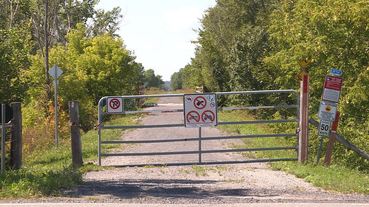 Une barrière de métal bloque l'accès aux véhicules à l'entrée du sentier récréatif de Prescott et Russell.