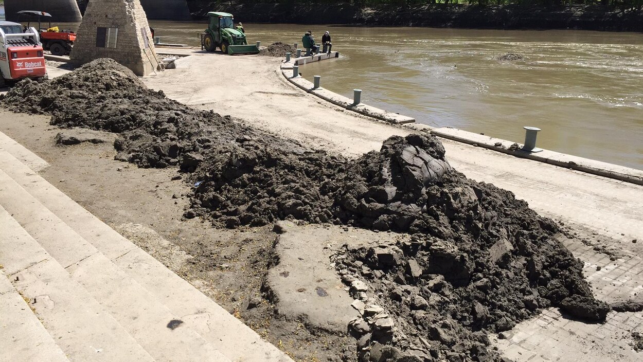 Un amas de terre sur sentier piétonnier le long d'une rivière. Un amas de terre sur sentier piétonnier le long d'une rivière.