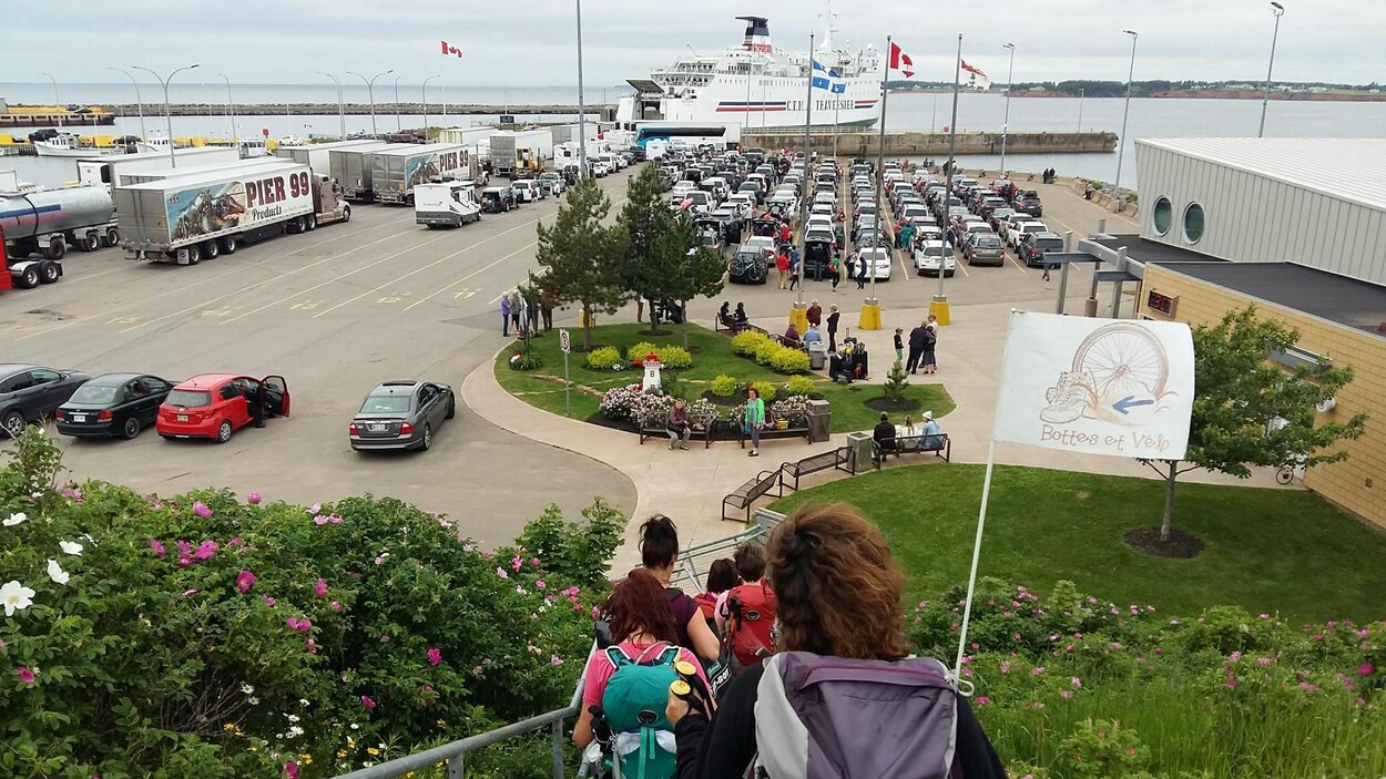 Les randonneurs ont pris le traversier à Souris, sur l'Île-du-Prince-Edward, samedi.