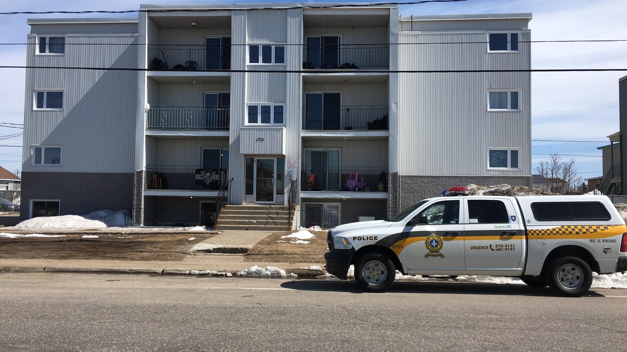 Un véhicule de police est stationné devant un immeuble de la rue Brochu, à Sept-Îles.