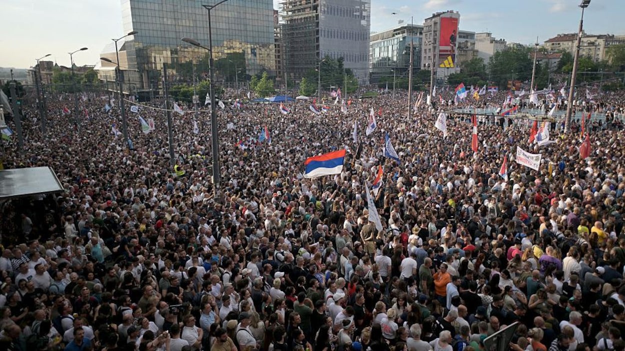 Serbie : des dizaines de milliers de manifestants demandent des élections