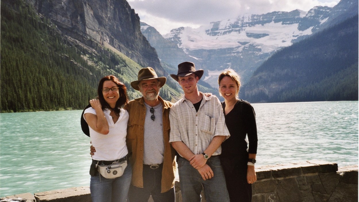 Photo de groupe devant le Lac Louise au parc national de Banff en Alberta.