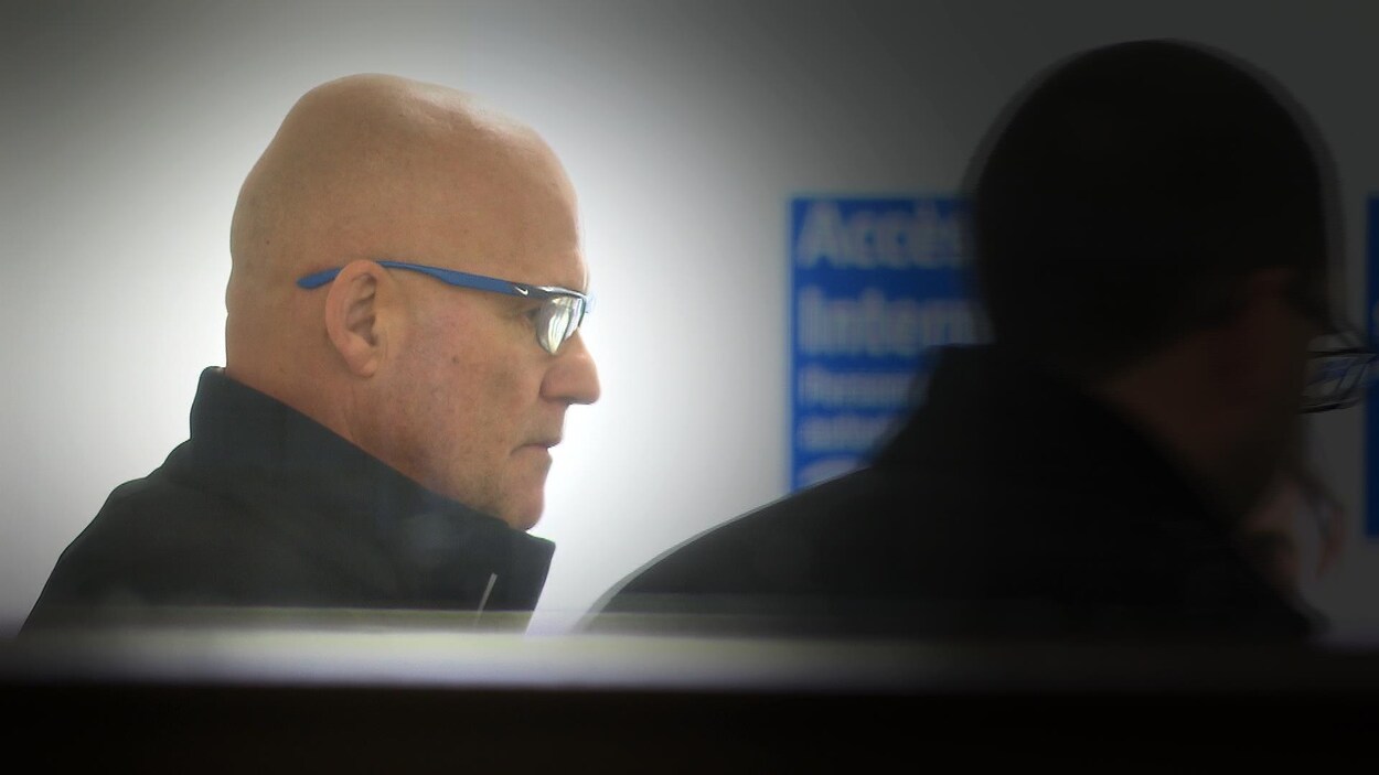 Serge Carré de profil dans un couloir du palais de justice de Forestville. Serge Carré de profil dans un couloir du palais de justice de Forestville.