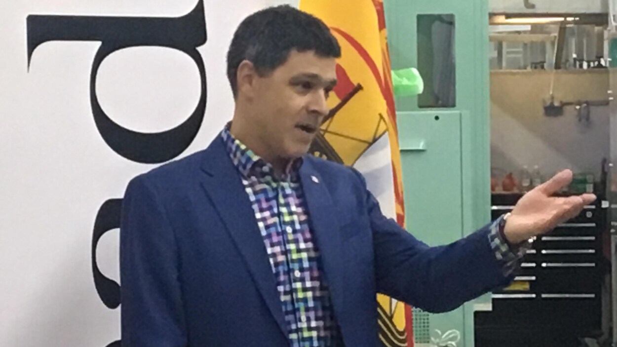 Le député fédéral Serge Cormier veut mettre un frein à l'exode de permis de pêche au crabe.