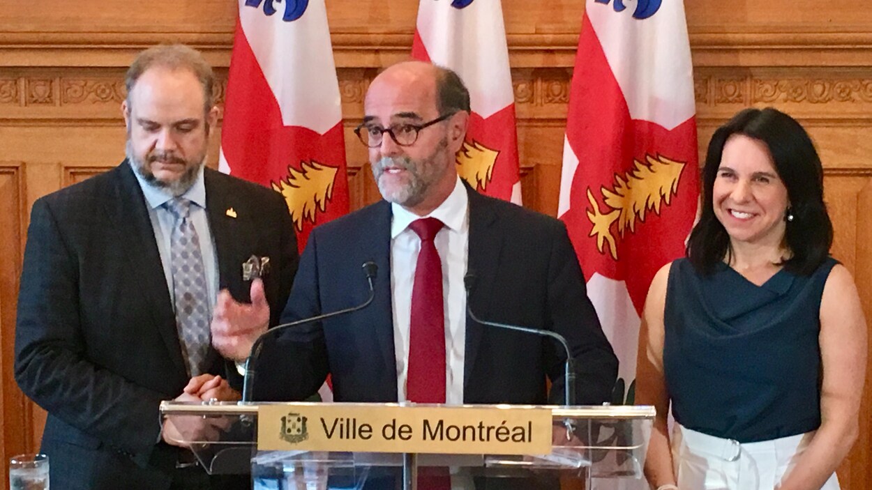 Un point de presse au salon Maisonneuve de l'hôtel de ville de Montréal. Un point de presse au salon Maisonneuve de l'hôtel de ville de Montréal.