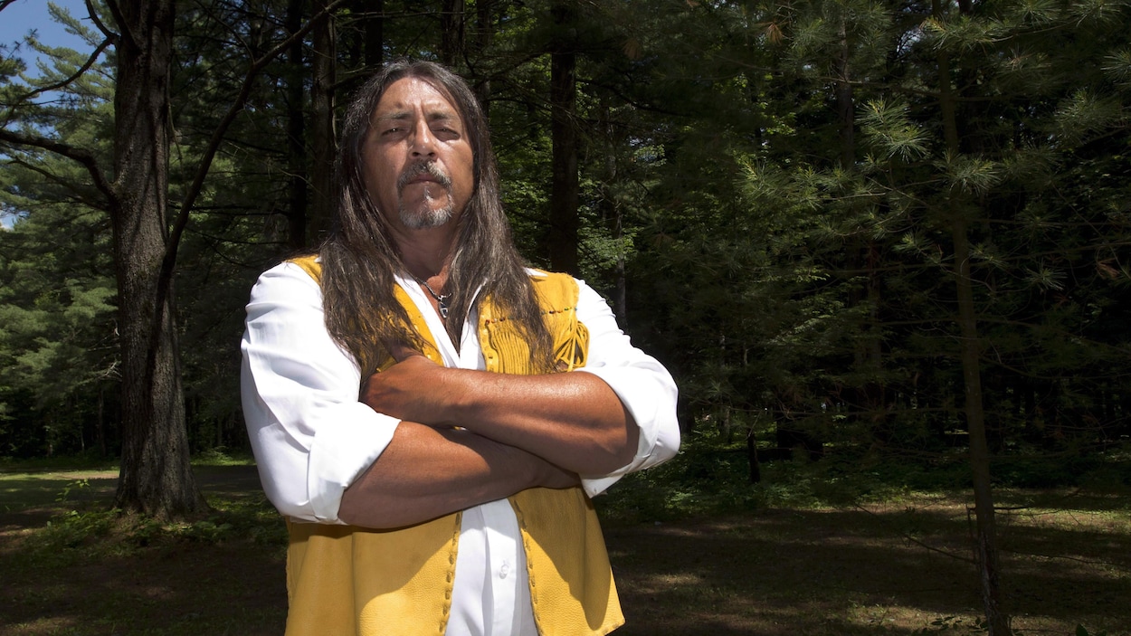 Serge Simon, grand chef de Kanesatake, devant la pinède d'Oka.