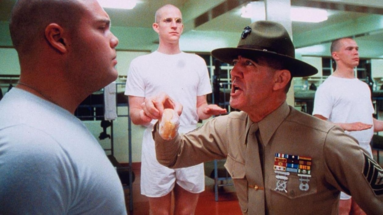 Le sergent Hartman, joué par R. Lee Ermey, maltraite des nouvelles recrues dans une scène du film Full Metal Jacket . Le sergent Hartman, joué par R. Lee Ermey, maltraite des nouvelles recrues dans une scène du film Full Metal Jacket .