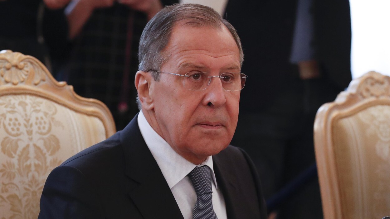 Sergueï Lavrov est assis à une table et parle. Sergueï Lavrov est assis à une table et parle.