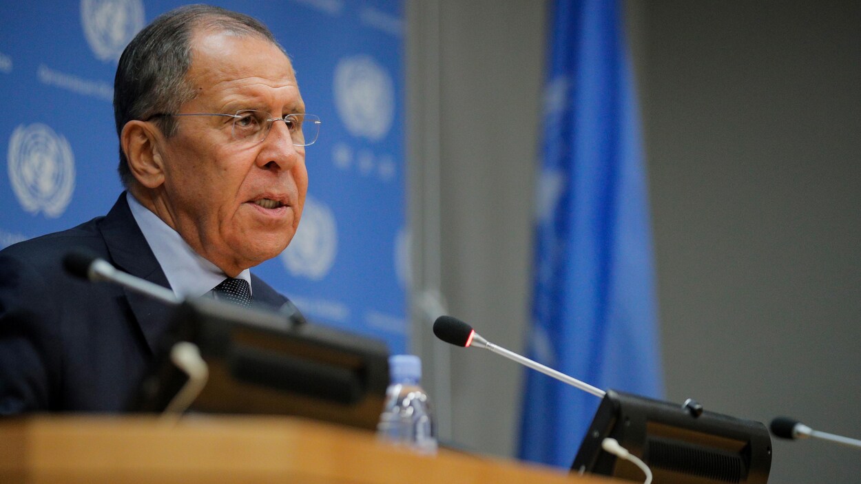 Le ministre des Affaires étrangères russe Sergueï Lavrov assis devant un micro. 