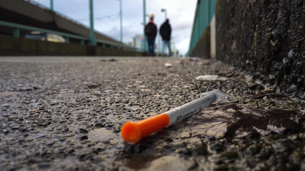 Photo d'une seringue usagée sur le pont Cambie à Vancouver. Photo d'une seringue usagée sur le pont Cambie à Vancouver.