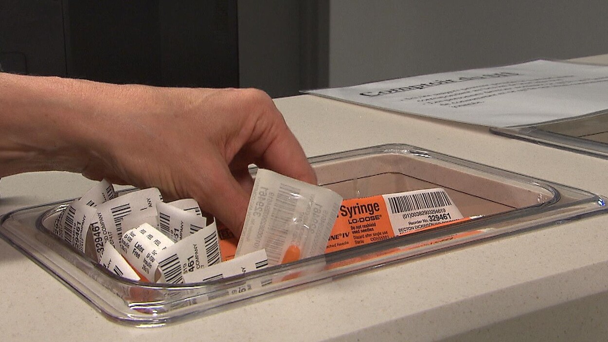 Des seringues dans un bac, dans un centre d'injection supervisée Des seringues dans un bac, dans un centre d'injection supervisée