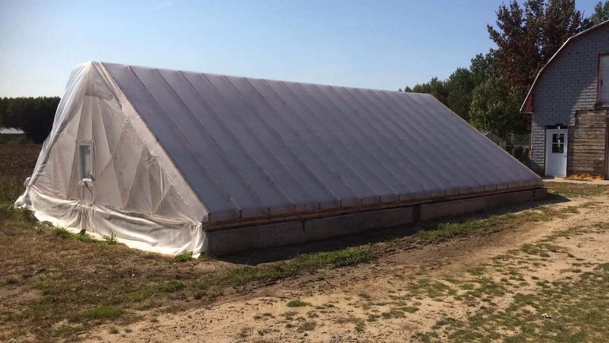Un bâtiment qui laisse paraître seulement le toit.