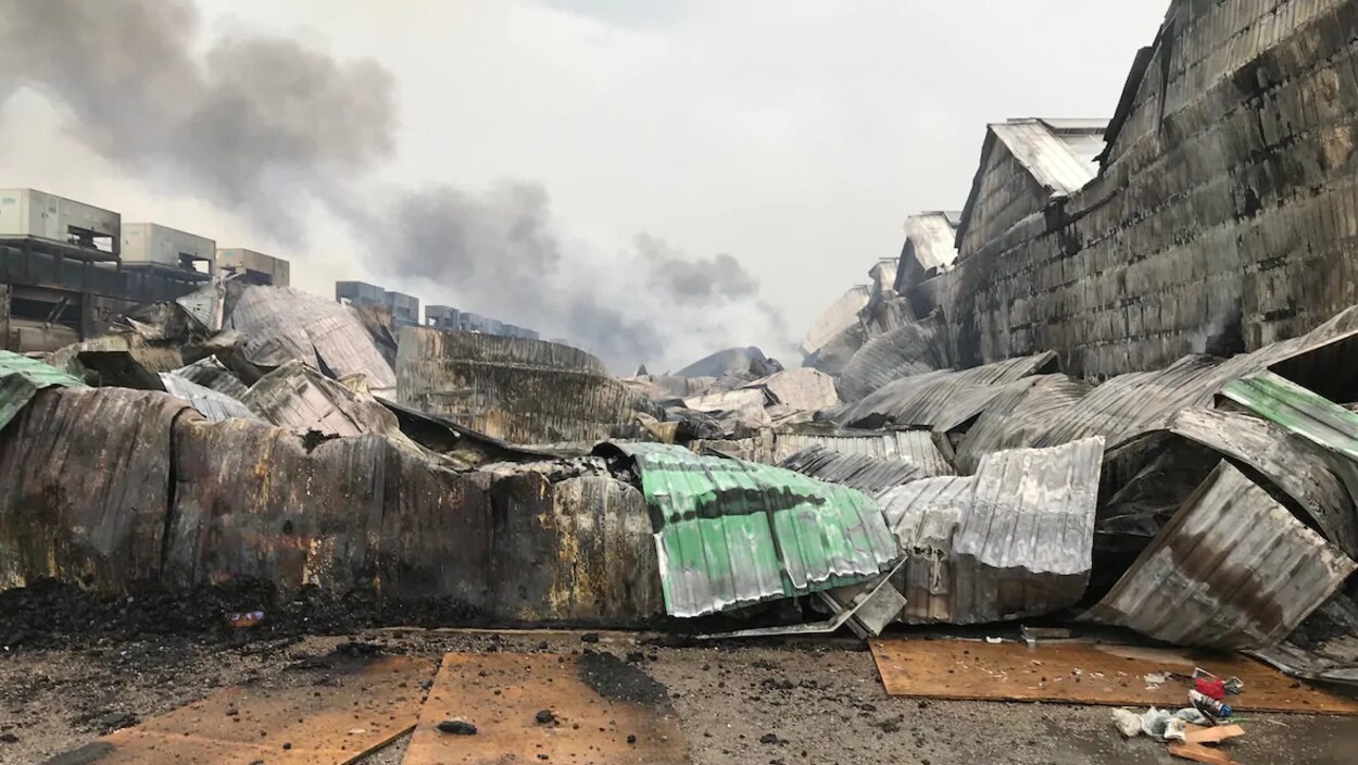la ferme de fleurs totalement détruite par les flammes, il y a des cendres par terre et de la fumée