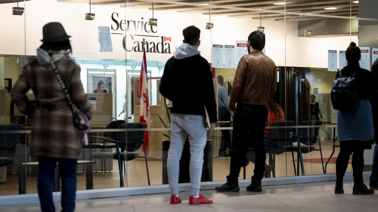 Des gens attendent l'ouverture des portes.