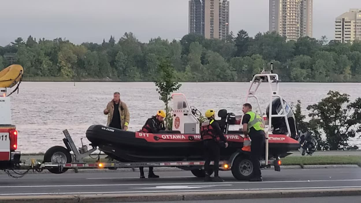 Un VUS plonge dans la rivière Rideau près de la baie Mooney’s