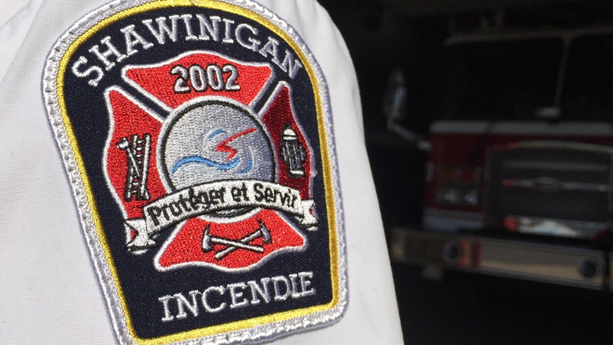 Écusson du service d'incendie de Shawinigan sur un uniforme.