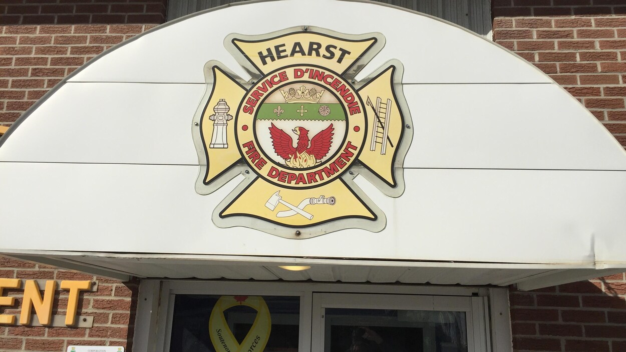 Le sigle du Service des incendies de Hearst.