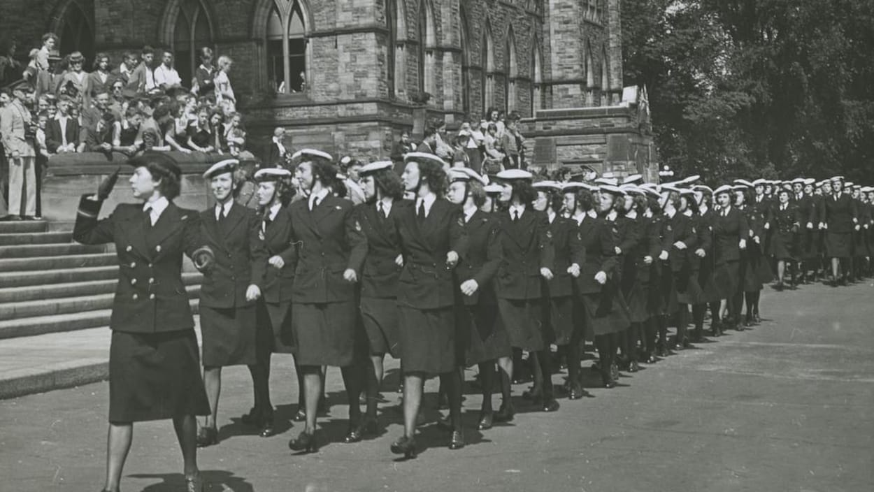 En 1942, la Marine royale du Canada est le dernier service militaire du pays à créer une unité pour les femmes. Rangée de femmes de la Marine.
