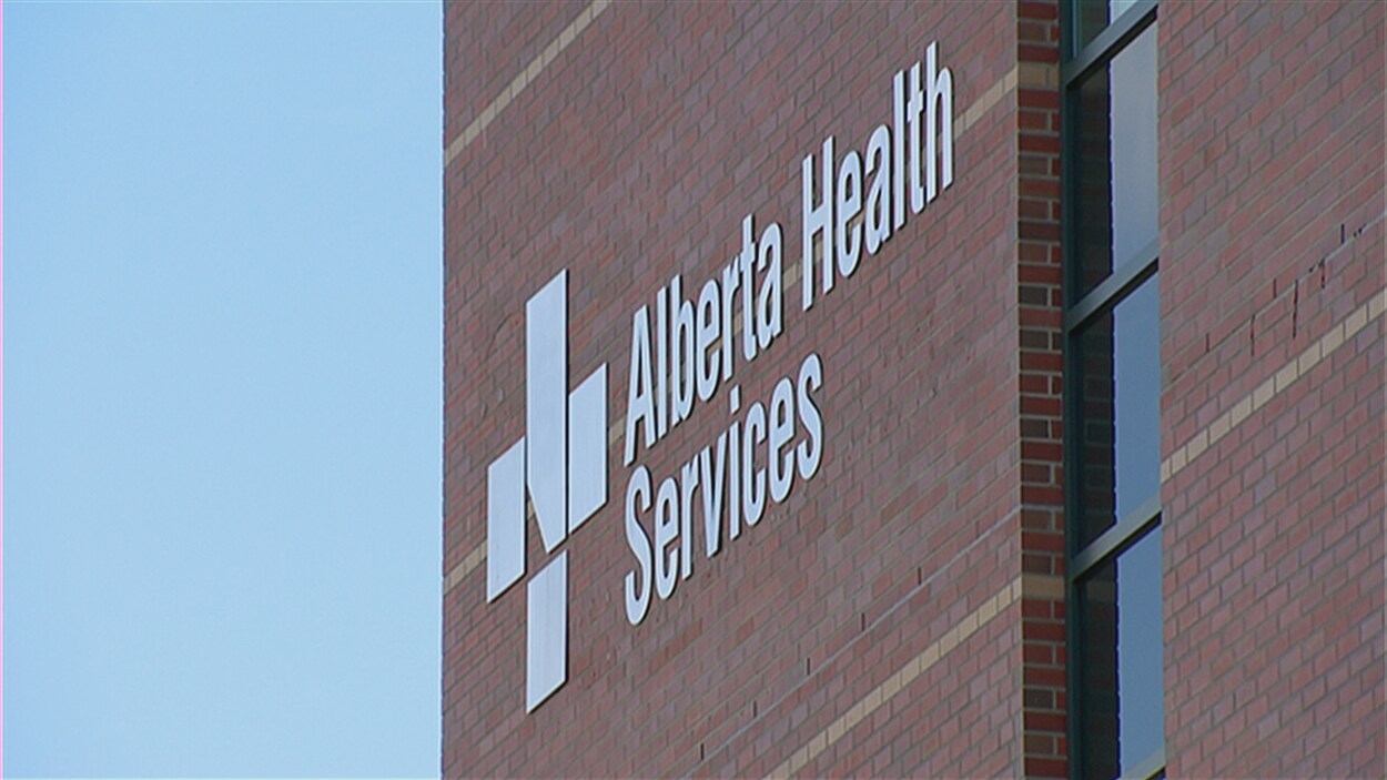 Plan serré de l'affiche de Services de santé Alberta sur un édifice.
