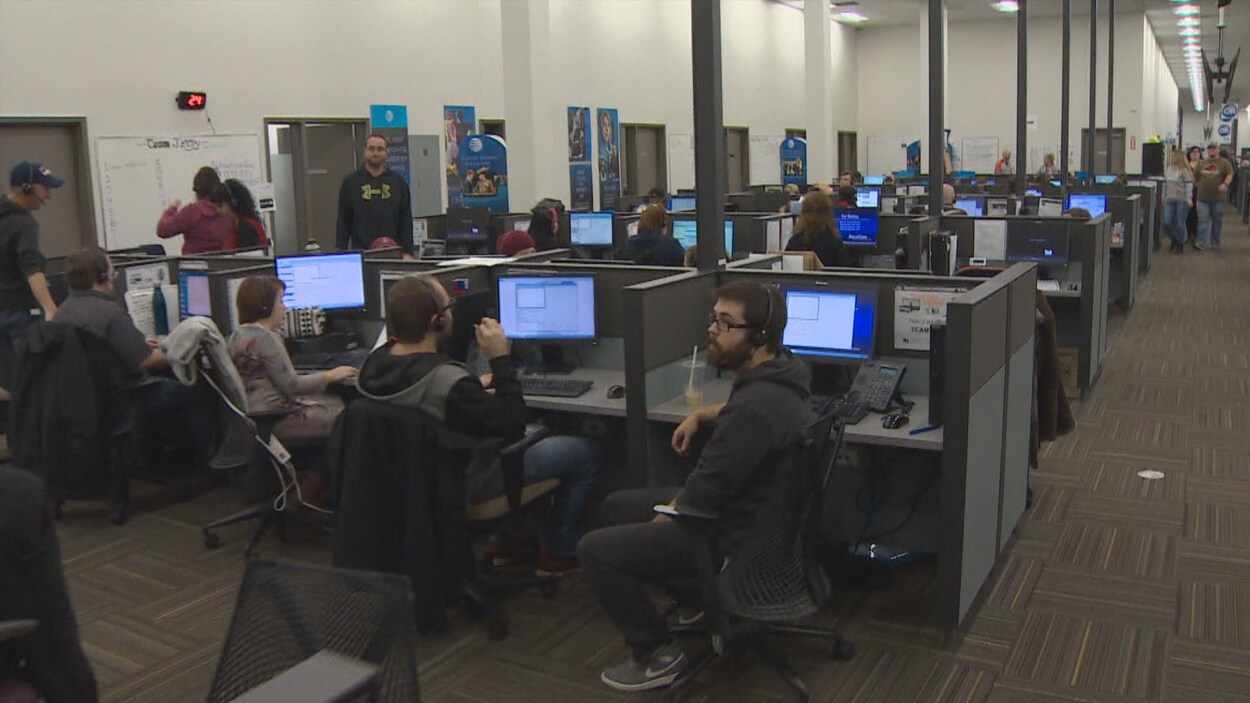 Une salle de travail de Servicom lors d'une journée de travail.