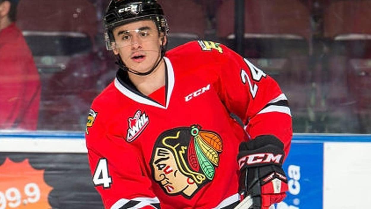 Seth Jarvis est sur la glace, revêtu du chandail de son équipe de la Ligue de hockey de l'Ouest.