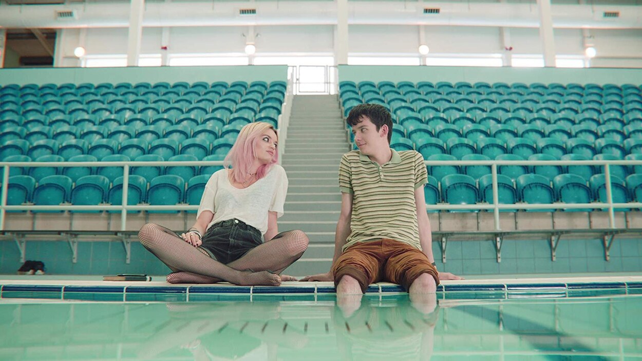 Maeve et Otis sont au bord d'une piscine.